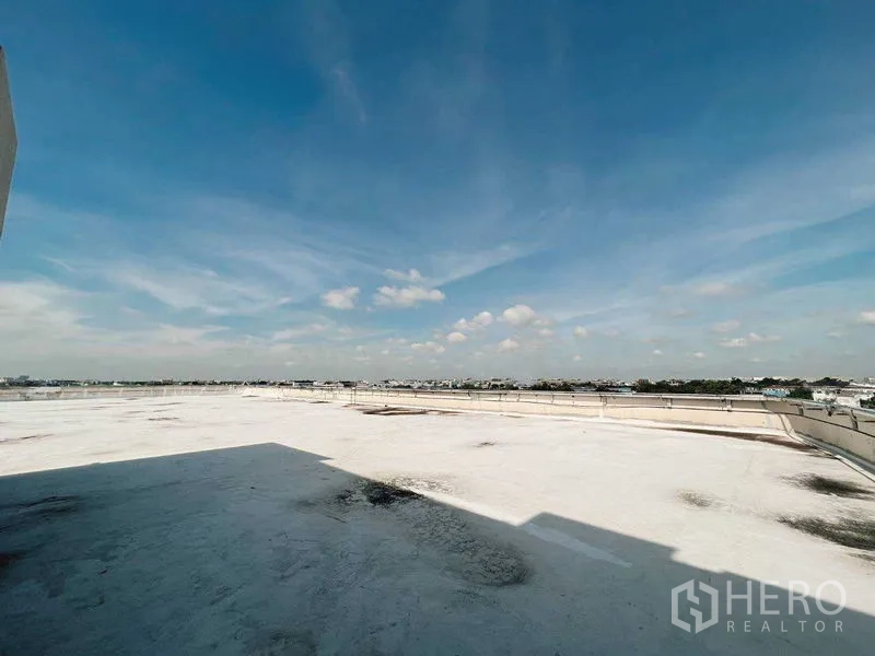 零售空间 出租在Yan Nawa, Bangkok - 从大型平屋顶眺望全景，远处城市天际线与晴朗蓝天。