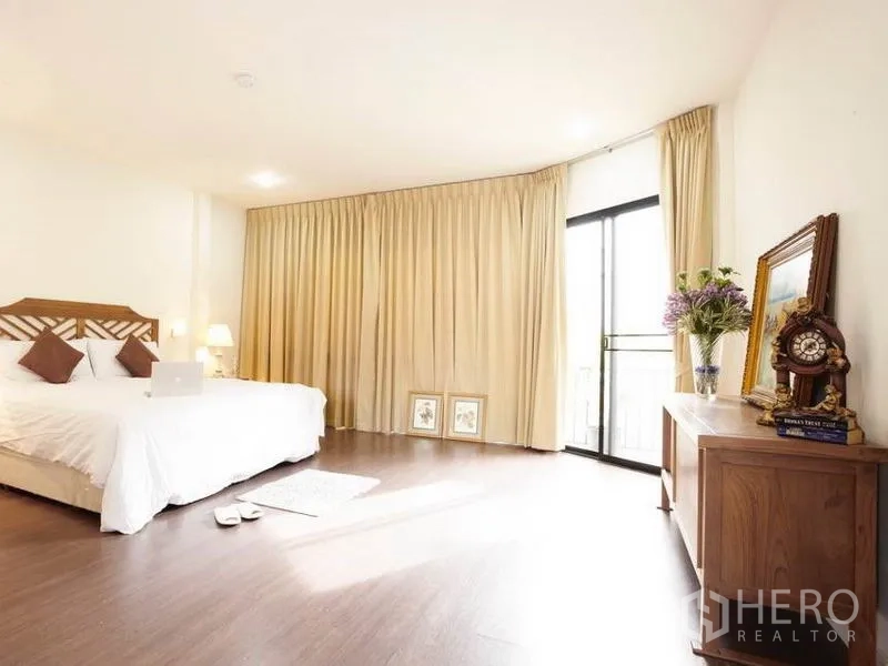 บ้าน ให้เช่าในKhlong Toei, Bangkok - มุมห้องนอนมาสเตอร์พร้อมตู้ลิ้นชักและประตูกระจกสไลด์ออกระเบียง