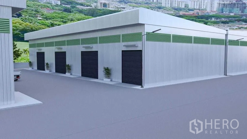 คลังสินค้า ให้เช่าในBang Phli, Samut Prakan - มุมมองด้านข้างของโกดัง แสดงประตูโหลดสินค้าและพื้นที่หมุนรถบรรทุกกว้าง