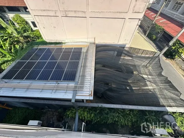 สำนักงานที่บ้าน ให้เช่าในPhra Khanong, Bangkok - มุมสูงเห็นแผงโซลาร์บนหลังคาและที่จอดรถมีผ้ากันแดด