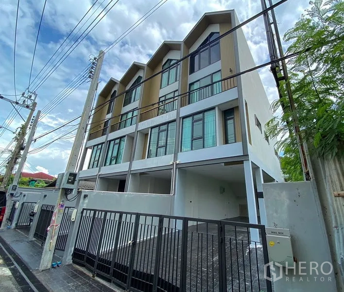 Home Office for rent or sale in Bang Na, Bangkok - Modern four-storey home office row with gated entrances and large windows in Bang Na.