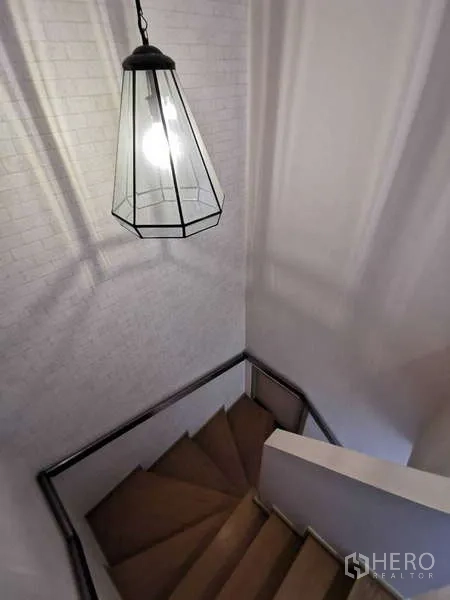 คอนโด ให้เช่าหรือขายในWatthana, Bangkok - บันไดไม้ภายในห้อง พร้อมโคมไฟแขวนทรงเรขาคณิต