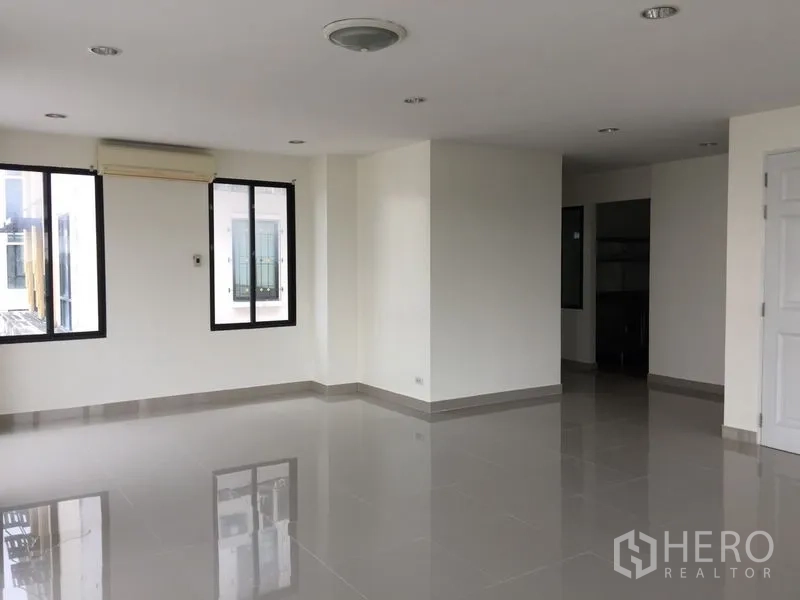 สำนักงาน ให้เช่าในBang Kho Laem, Bangkok - ห้องสำนักงานชั้นบน มีหน้าต่างและเครื่องปรับอากาศติดผนัง