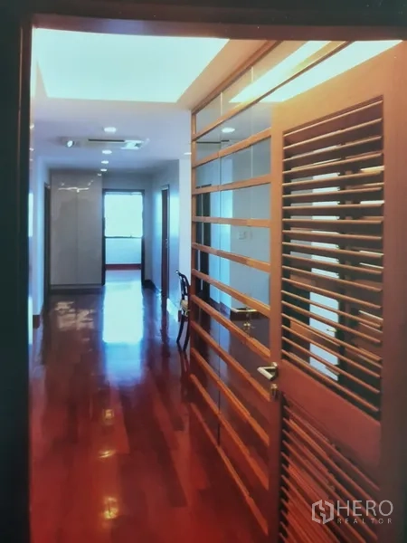 คอนโด ให้เช่าในWatthana, Bangkok - มุมมองโถงทางเดินพร้อมฉากกั้นไม้ซี่ ไฟฝังฝ้า และพื้นไม้ขัดมัน