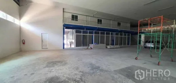 工厂 出租或出售在Lat Krabang, Bangkok - 厂房内设有玻璃隔断办公室及夹层平台的生产空间。