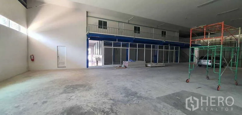 工厂 出租或出售在Lat Krabang, Bangkok - 厂房内设有玻璃隔断办公室及夹层平台的生产空间。