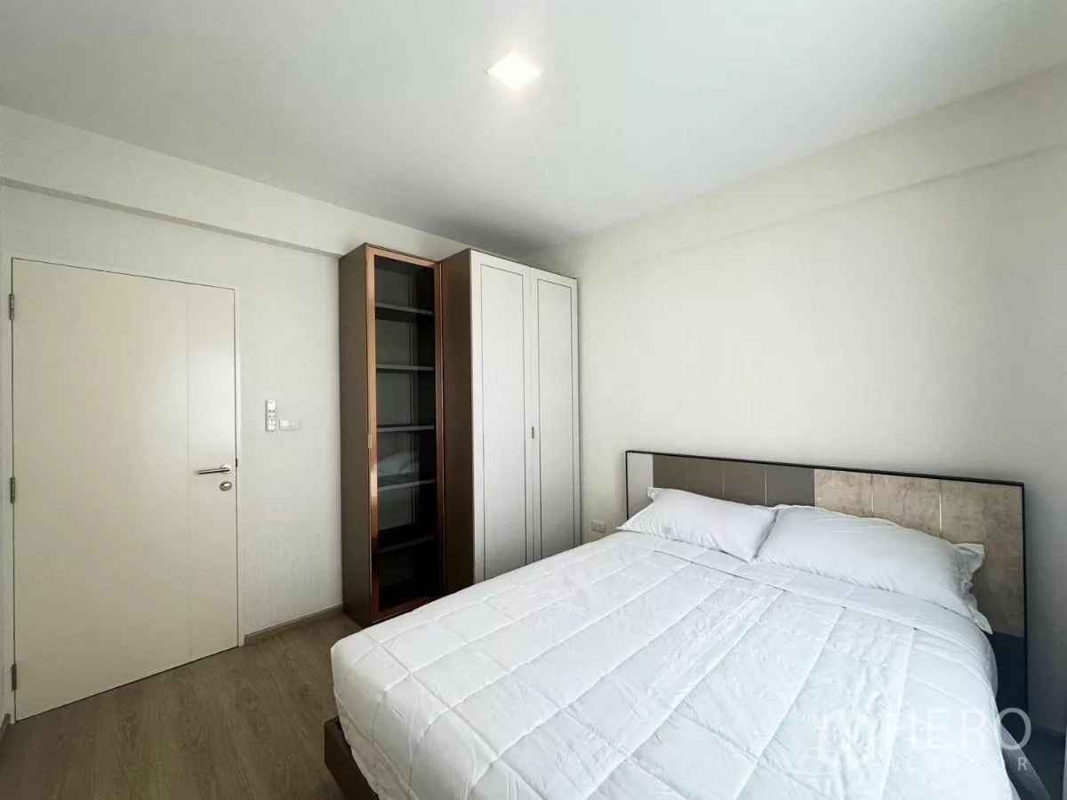 联排别墅 出租在Prawet, Bangkok - 次卧另一角展示衣柜与收纳空间。