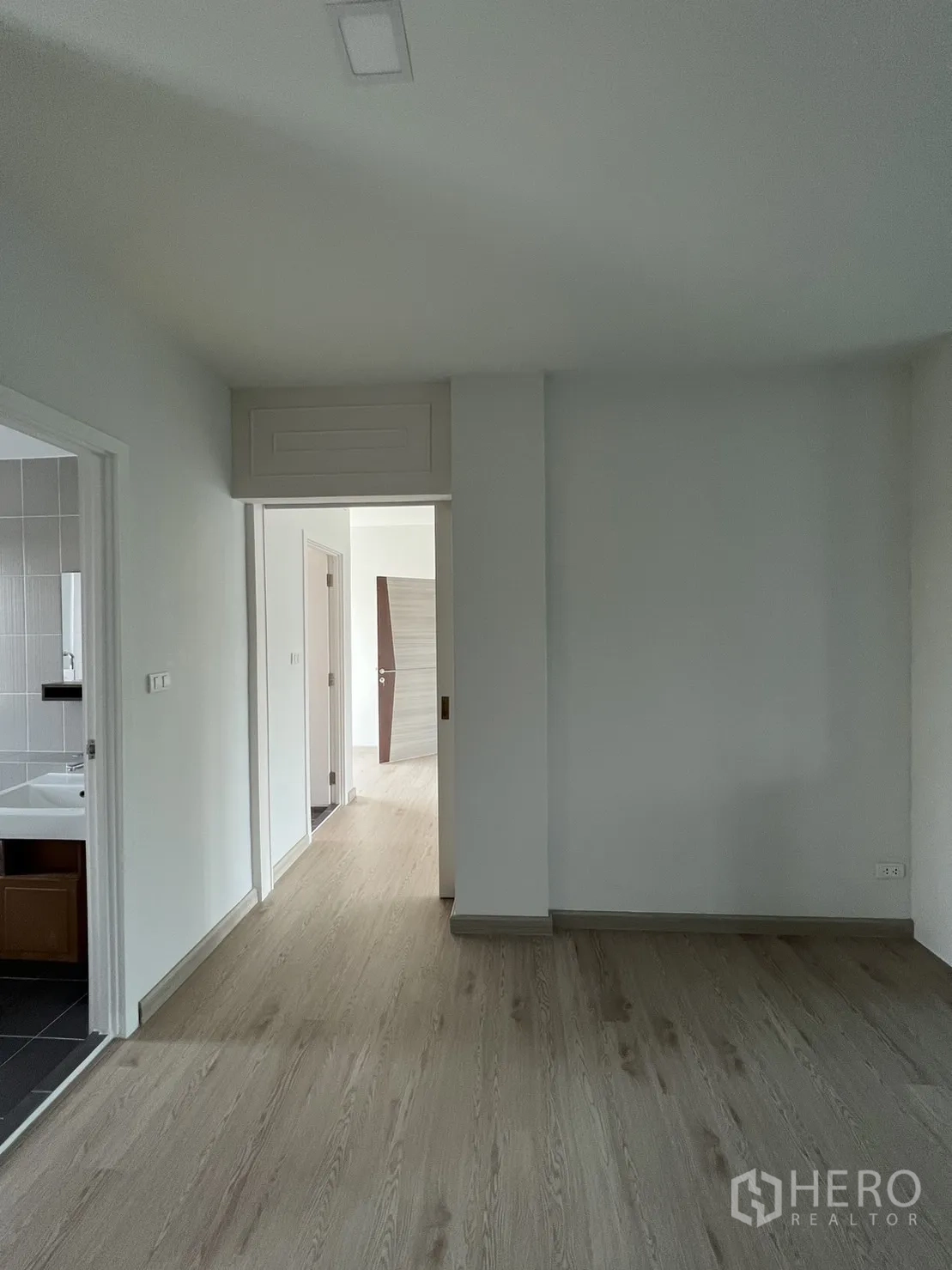 สำนักงานที่บ้าน ให้เช่าในBang Phli, Samut Prakan - โถงทางเดินพื้นไม้ เชื่อมต่อห้องต่าง ๆ และห้องน้ำ