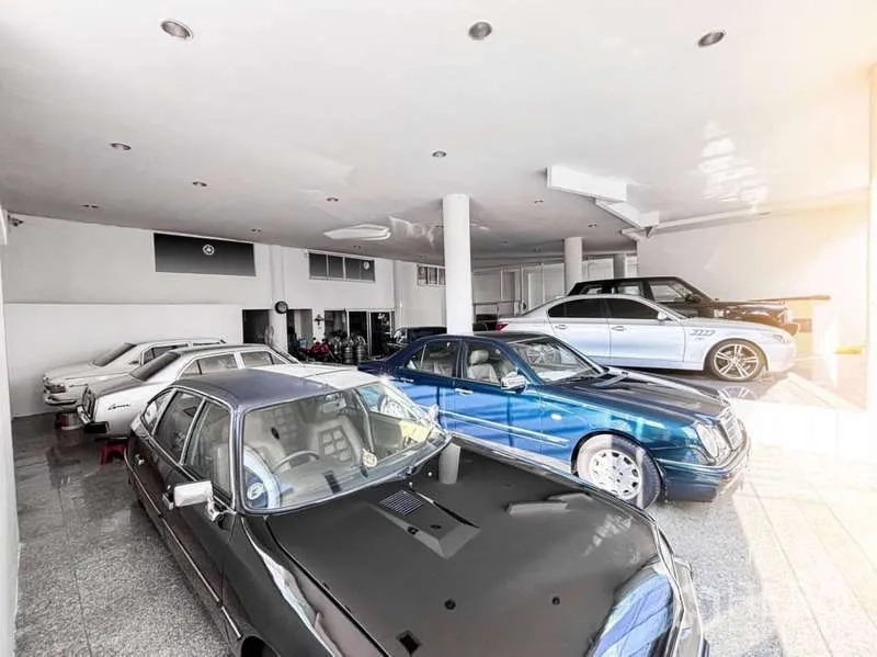 展厅 出租或出售在Bangkok Yai, Bangkok - 汽车展示大厅，白色立柱与嵌入式照明。