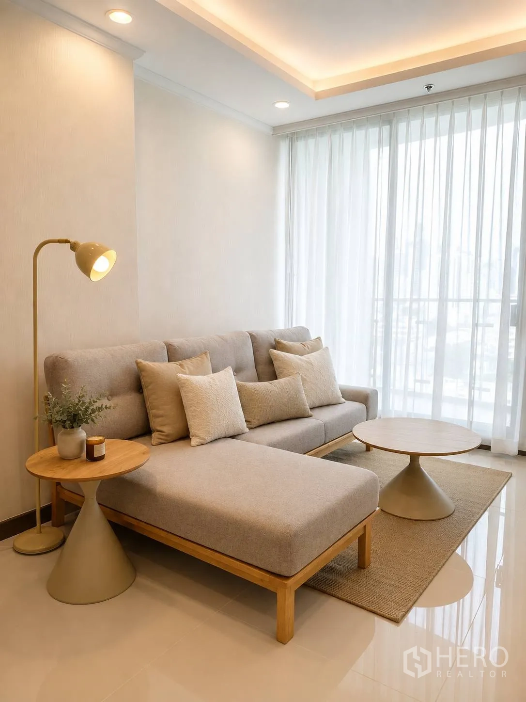 公寓 for rent in Watthana, Bangkok - 舒适客厅配躺靠式沙发、两张茶几与落地灯，旁有纱帘。