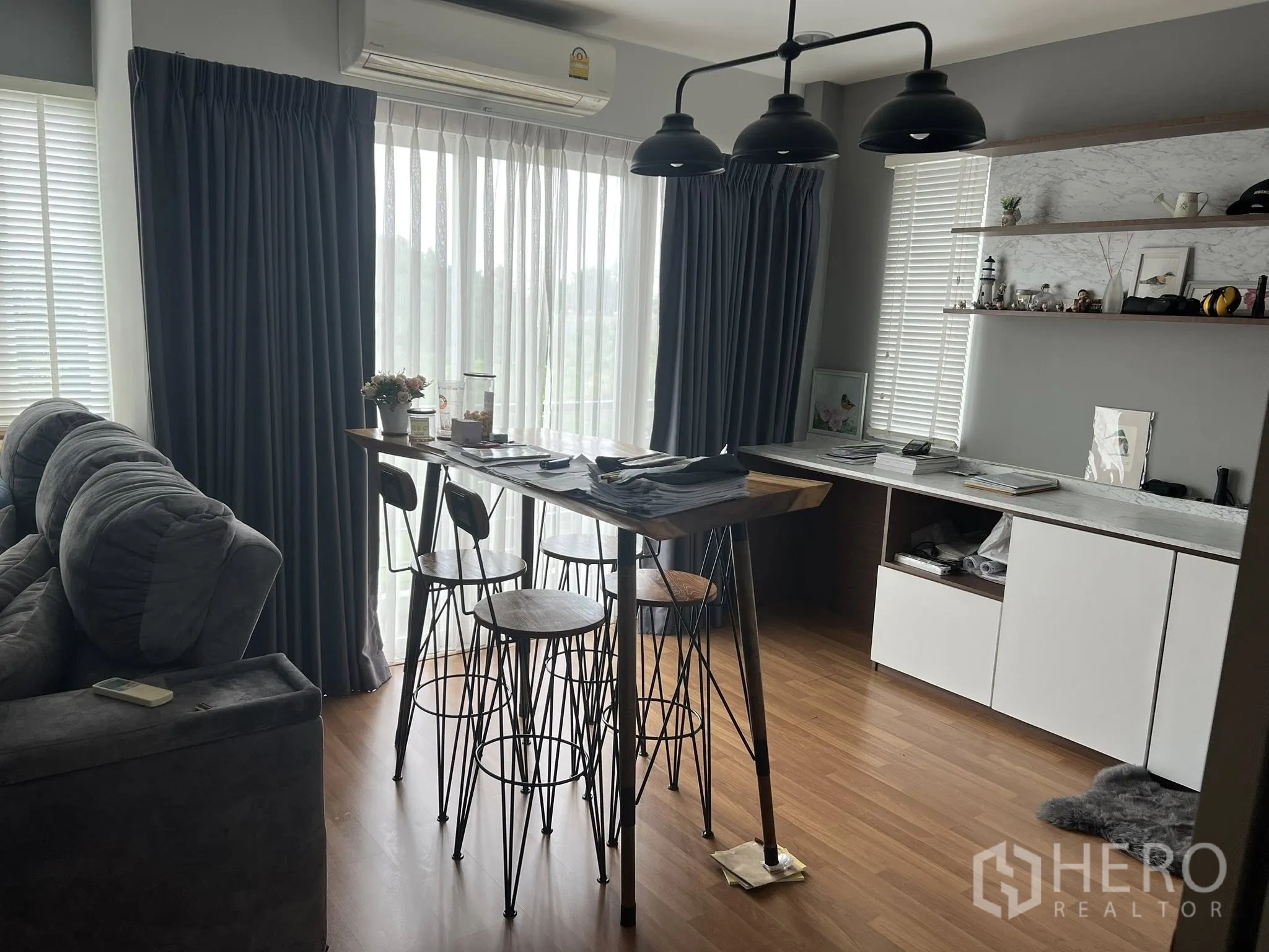 Detached House for rent or sale in Don Mueang, Bangkok - Dining bar nook with pendant lights, counter and open shelving.