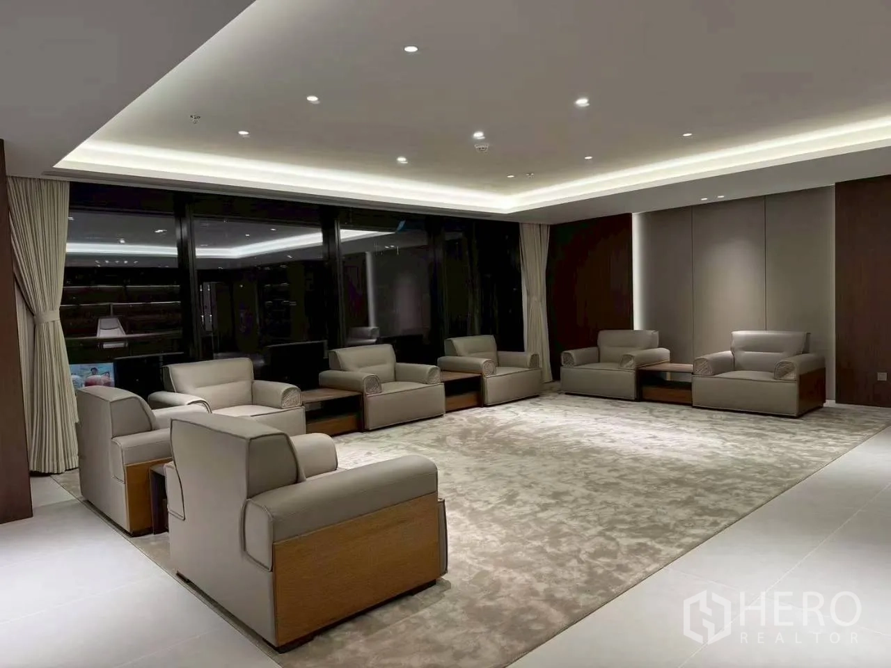 办公室 for rent in Din Daeng, Bangkok - 从另一角度看到的宽敞休息区，成套单人沙发与柔和顶灯。