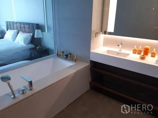 คอนโด ให้เช่าในWatthana, Bangkok - ห้องน้ำสไตล์โมเดิร์น มีอ่างอาบน้ำติดผนังกระจกและเคาน์เตอร์อ่างล้างหน้าคู่