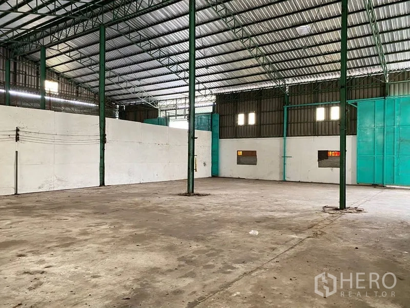 Warehouse for rent in Phra Samut Chedi, Samut Prakan - Spacious warehouse interior with high steel truss roof, concrete floor and wide clear span.