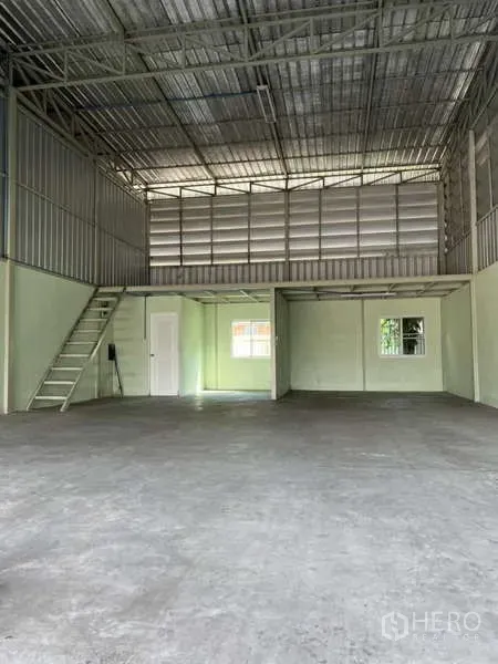 คลังสินค้า ให้เช่าในBang Khae, Bangkok - ภายในโกดังเพดานสูง โครงเหล็ก มีชั้นลอยและพื้นคอนกรีตโล่ง