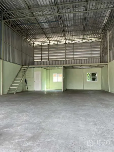 คลังสินค้า ให้เช่าในBang Khae, Bangkok - ภายในโกดังเพดานสูง โครงเหล็ก มีชั้นลอยและพื้นคอนกรีตโล่ง