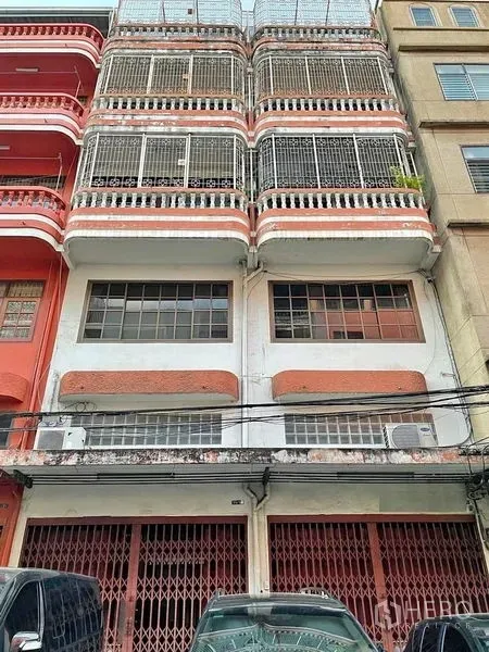 ทาวน์เฮาส์ ให้เช่าในSathon, Bangkok - ด้านหน้าทาวน์เฮ้าส์สไตล์ตึกแถวหลายชั้น ระเบียงเหล็กดัดในสาทร