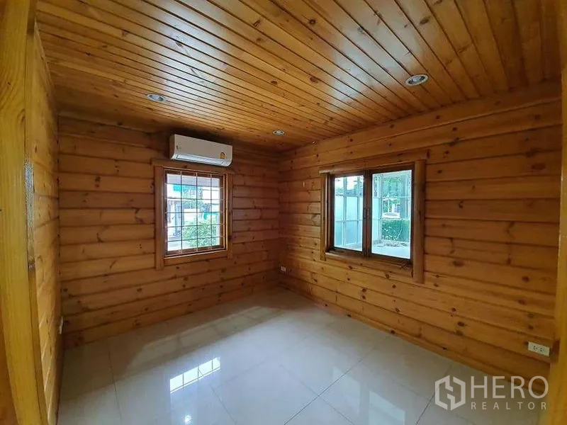 พื้นที่ขายปลีก ให้เช่าในPrawet, Bangkok - ห้องทำงานกรุไม้ มีหน้าต่างและเครื่องปรับอากาศติดผนัง