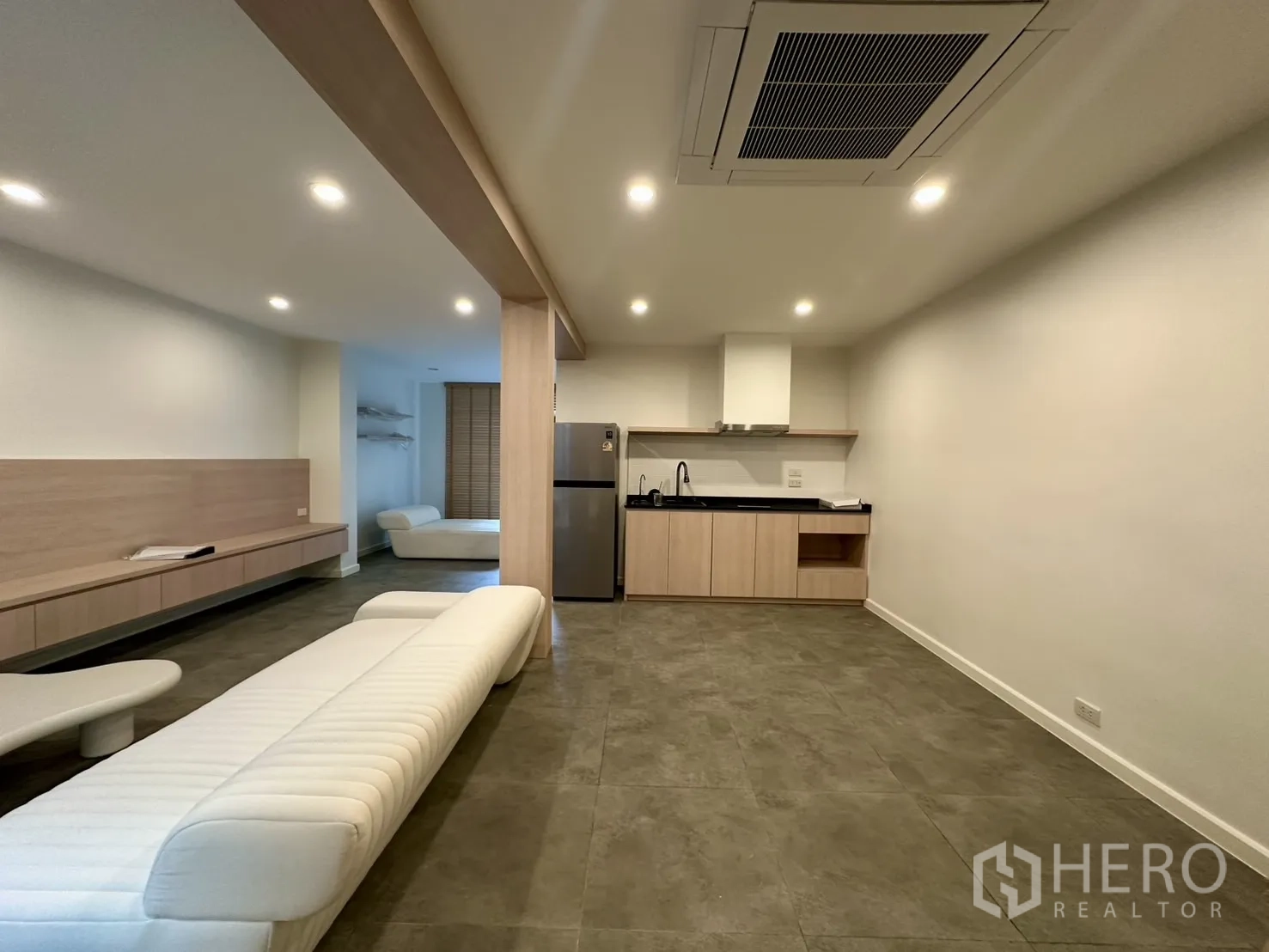 带办公室的家 出租在Phra Khanong, Bangkok - 开放式起居与办公区，带小厨房、筒灯与现代沙发。