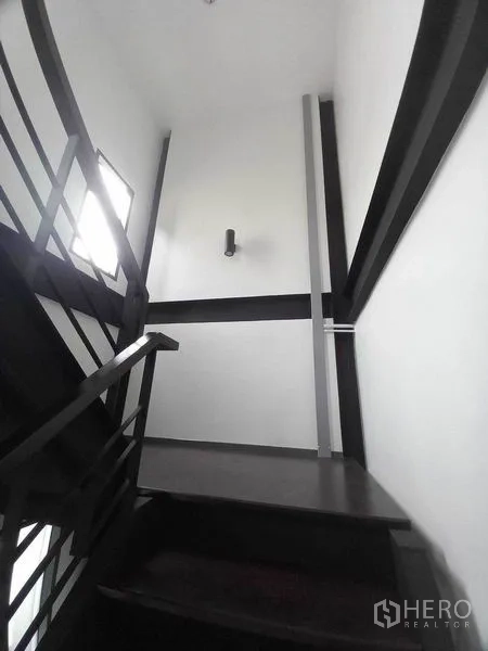 零售空间 出租在Khlong Toei, Bangkok - 店内双扇推拉门与光亮的瓷砖地面