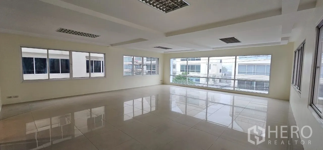 Office Space for rent in Bueng Kum, Bangkok - Large open-plan office with windows on three sides and glossy floors.