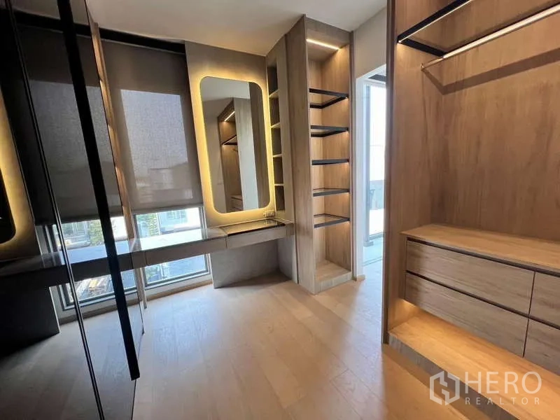 ทาวน์เฮาส์ ให้เช่าในPhra Khanong, Bangkok - ห้องแต่งตัวพร้อมตู้เสื้อผ้าบิลต์อินและโต๊ะเครื่องแป้งไฟส่อง