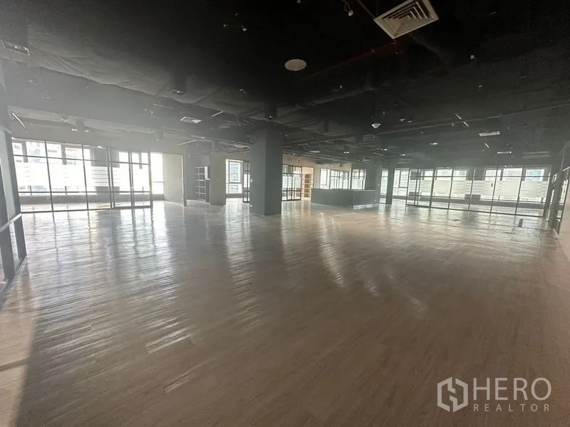 Office Space for rent in Bang Rak, Bangkok - Open-plan floor with meeting rooms behind glass and generous circulation space.