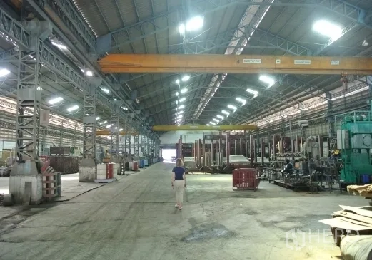 โรงงาน ขายในBang Phli, Samut Prakan - ฮอลล์ผลิตโครงหลังคาเหล็กสูง พร้อมเครนเหนือศีรษะ.