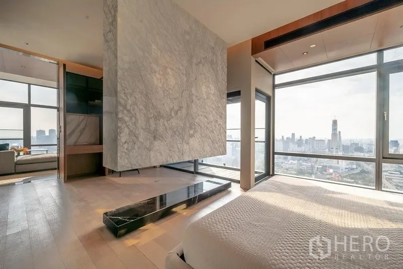 公寓 出售在Ratchathewi, Bangkok - 主卧另一角度，悬挂式大理石隔断与开阔天际线。