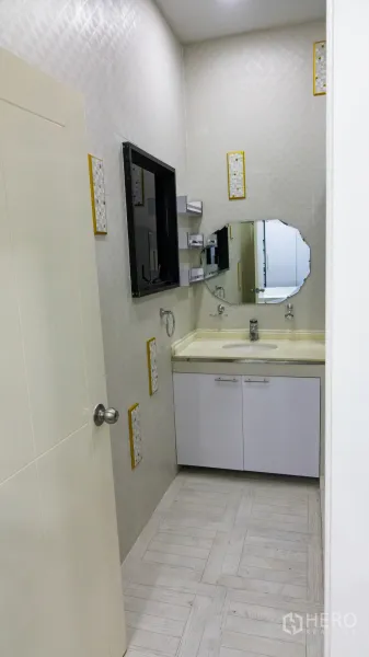 คอนโด for rent or sale in Khlong Toei, Bangkok - โซนโต๊ะเครื่องแป้งท็อปสีครีม ตู้เก็บของ และกระจกทรงแปดเหลี่ยม