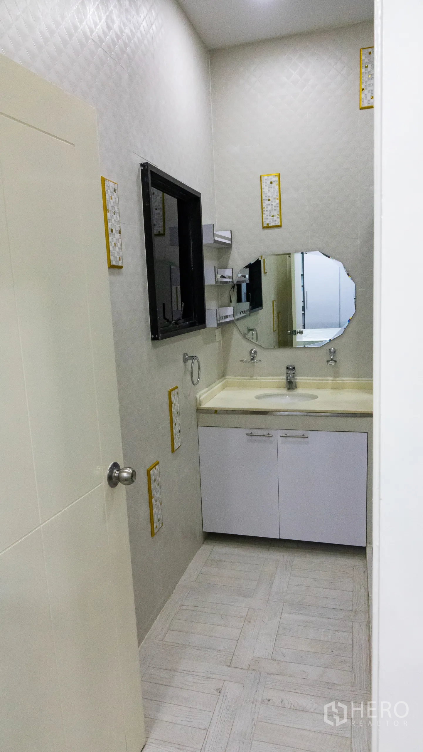 คอนโด for rent or sale in Khlong Toei, Bangkok - โซนโต๊ะเครื่องแป้งท็อปสีครีม ตู้เก็บของ และกระจกทรงแปดเหลี่ยม