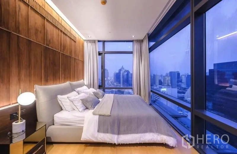 公寓 出租或出售 - 转角卧室，环幕落地窗，黄昏城市景观。