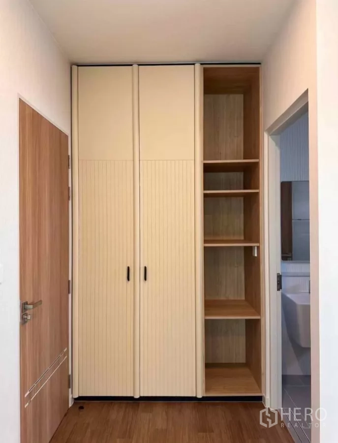 Detached House for rent in Samut Prakan - Built-in wardrobe with sliding doors and open shelves next to ensuite entrance.