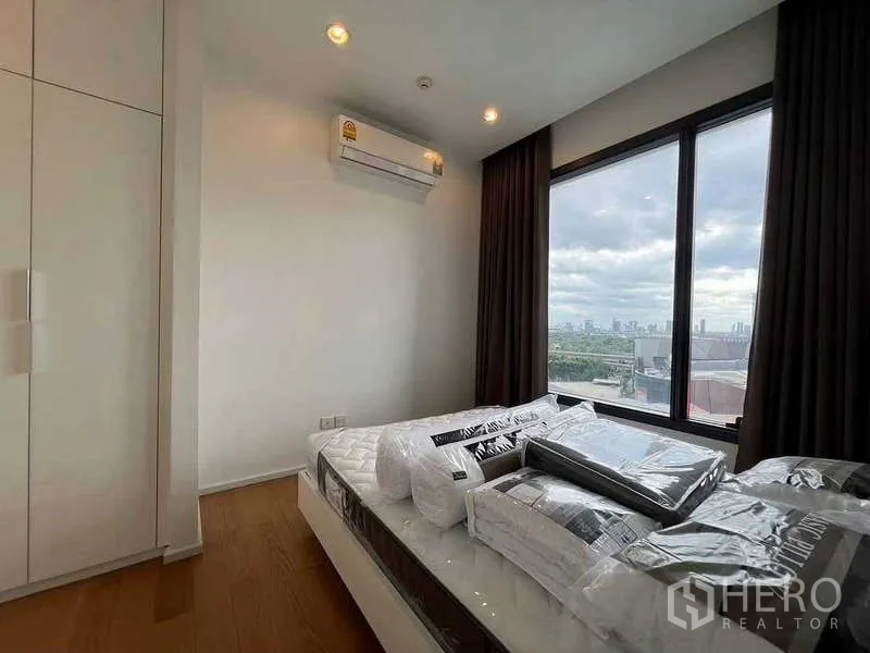 คอนโด ให้เช่า - ห้องนอนมุมกระจก มองเห็นสกายไลน์ พร้อมแอร์