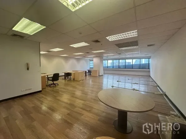 办公空间 出租在Bang Rak, Bangkok - 宽敞工作区，带办公桌、圆桌、大窗与荧光灯照明。