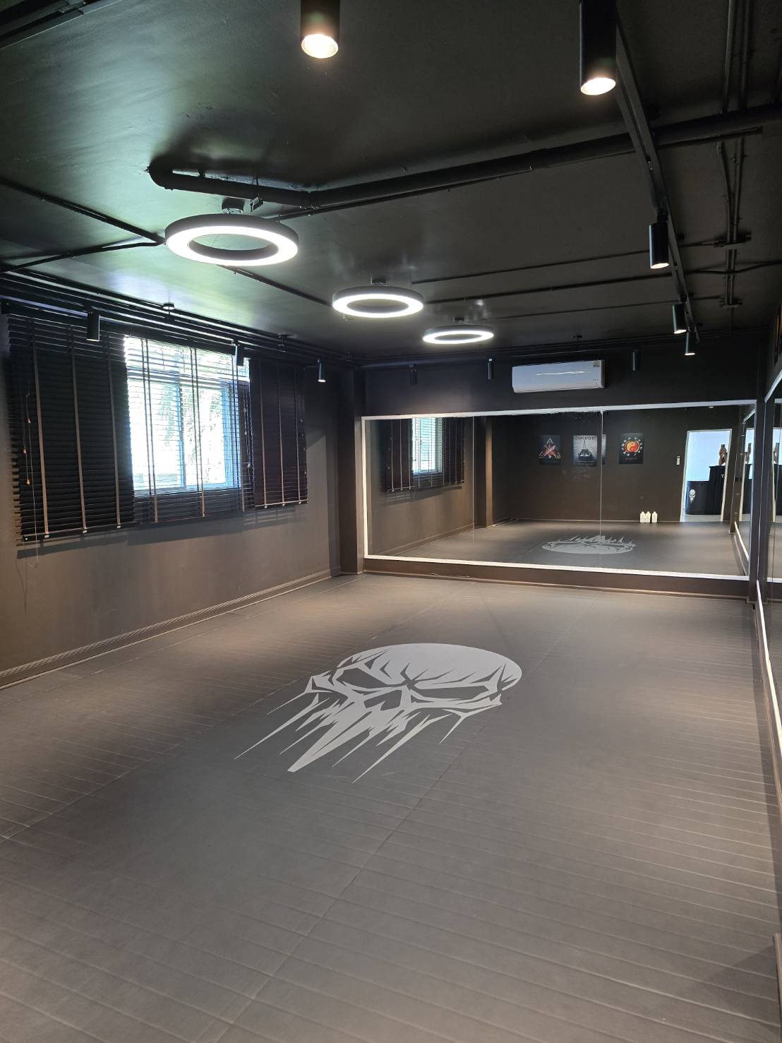 Office Space for rent in Watthana, Bangkok - Studio space with window blinds, full-length mirror and modern circular ceiling lights.