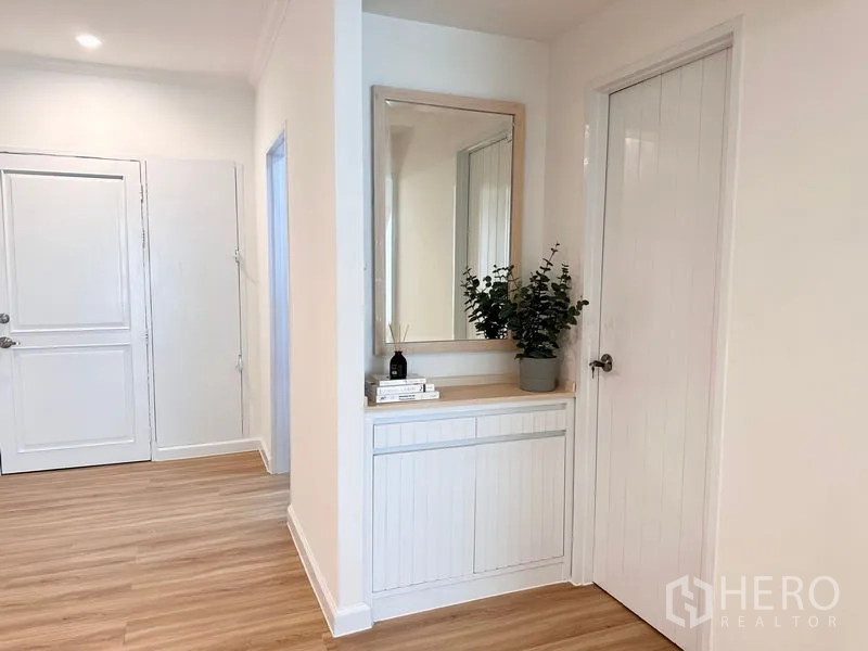 คอนโด ให้เช่าในKhlong San, Bangkok - โถงทางเข้ามีกระจกเงาบานใหญ่ ตู้คอนโซล และพื้นไม้โทนอุ่น