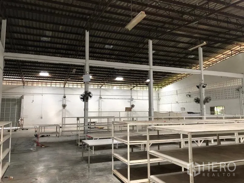 คลังสินค้า ให้เช่าในBang Kapi, Bangkok - มุมมองภายในโชว์ชั้นวาง พื้นคอนกรีต และพัดลมระบายอากาศ
