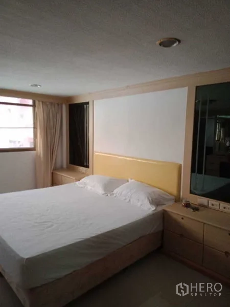 ทาวน์เฮาส์ ให้เช่าในKhlong Toei, Bangkok - ห้องนอนสว่างเตียงคู่และหน้าต่างผ้าม่าน