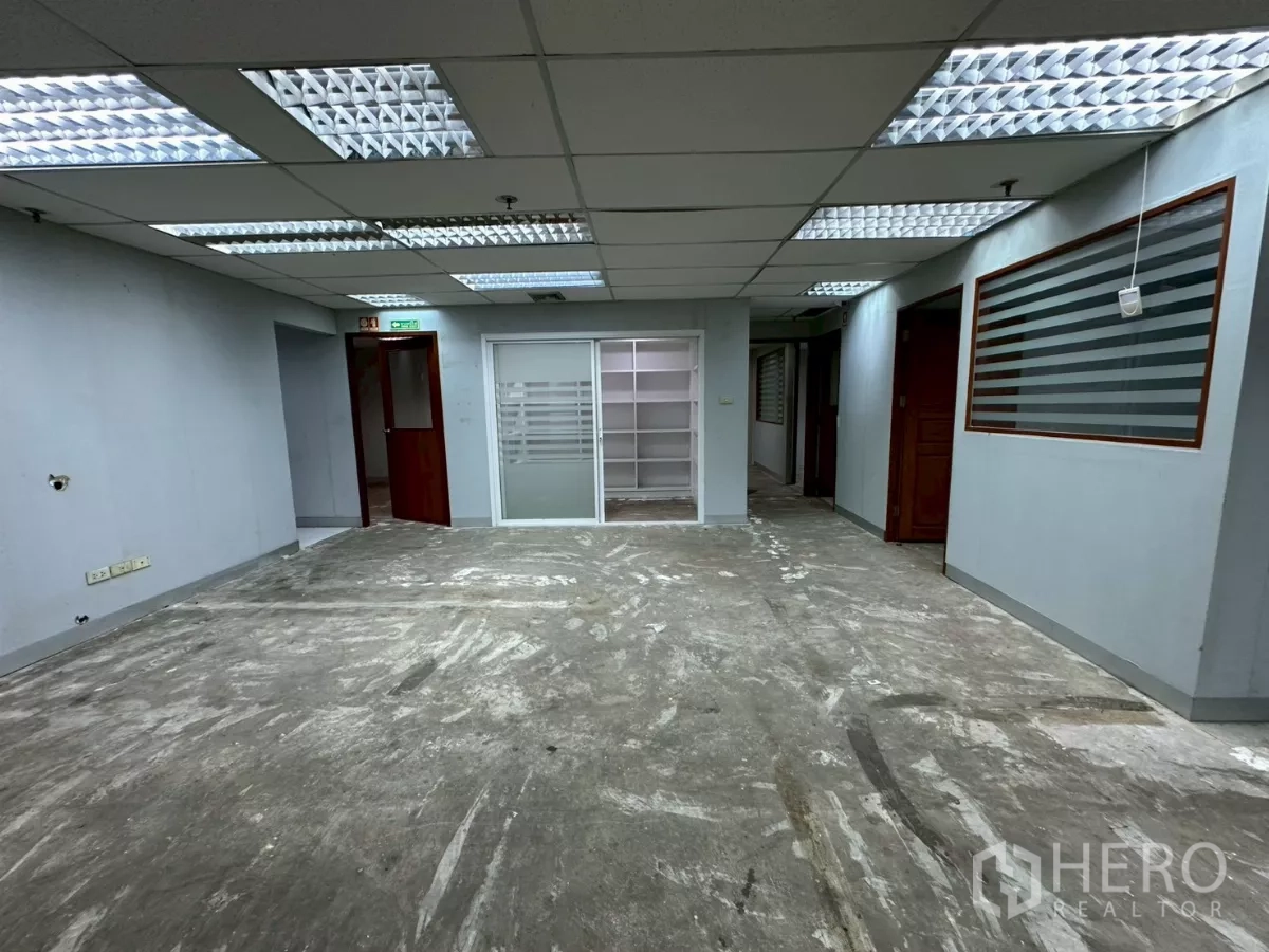 สำนักงาน ให้เช่าในKhlong Toei, Bangkok - โถงทางเดินและพื้นที่โล่ง ทางเข้าแบบบานเลื่อนกระจก พร้อมชั้นบิลท์อิน