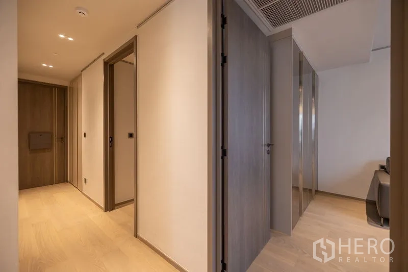 คอนโด ให้เช่าในPathum Wan, Bangkok - ทางเดินสู่ห้องนอน ประตูไม้และตู้เก็บของซ่อนในผนัง