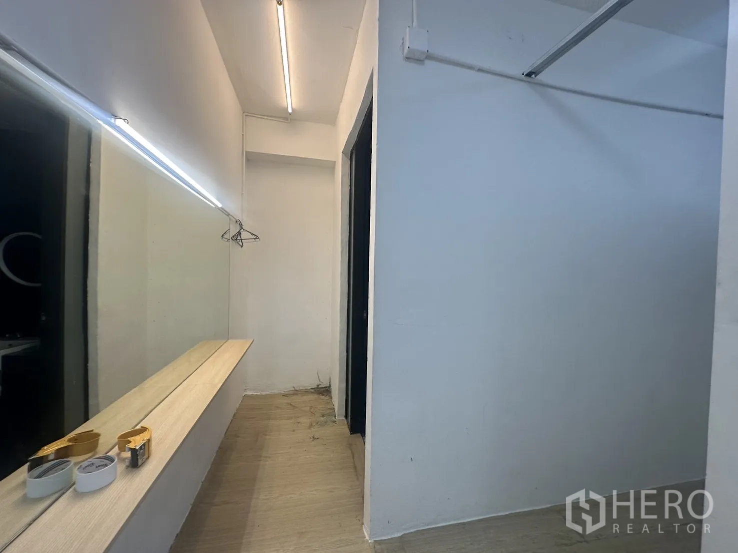 สำนักงานที่บ้าน ให้เช่าในPathum Wan, Bangkok - พื้นที่แต่งตัว/เก็บของ มีกระจกยาวและราวแขวน