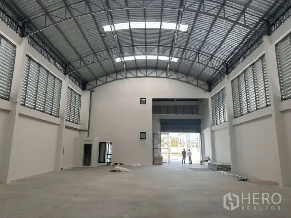 โรงงาน ขายในLam Luk Ka, Pathum Thani - ภายในโกดังโปร่งเพดานสูง หลังคาเหล็ก มีช่องระบายอากาศและประตูม้วนกว้าง