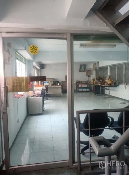 โรงงาน ขายในKhlong Luang, Pathum Thani - สำนักงานชั้นล่างกั้นกระจก พื้นกระเบื้องพร้อมโต๊ะทำงาน.
