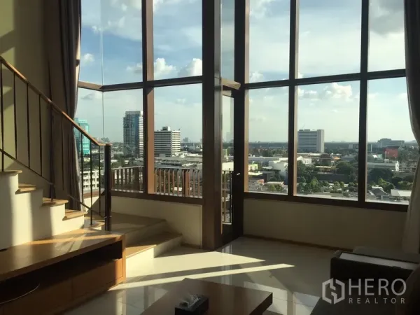คอนโด ให้เช่าในKhlong Toei, Bangkok - ผนังกระจกมุมห้อง ประตูออกระเบียง พร้อมวิวสกายไลน์ ใกล้ชานบันได