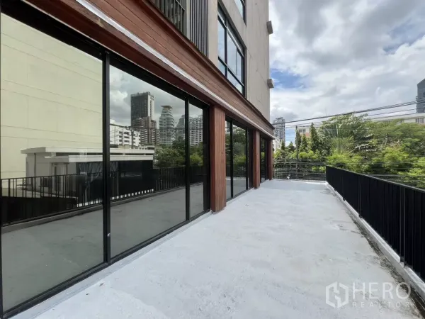 零售空间 出租在Watthana, Bangkok - 宽阔私家露台与整面玻璃立面，眺望城市与绿景