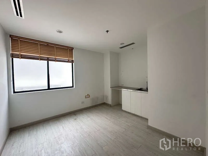 零售空间 出租在Pathum Wan, Bangkok - 多功能房，带窗与小型茶水间及水槽。