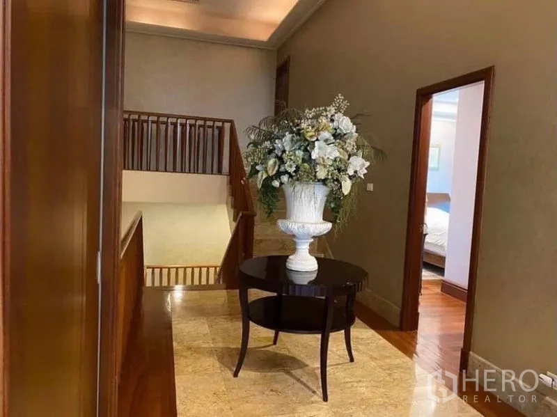 บ้าน ให้เช่าในKhlong Toei, Bangkok - โถงชั้นบนพื้นหินอ่อน ทางบันได และแจกันดอกไม้ตกแต่ง