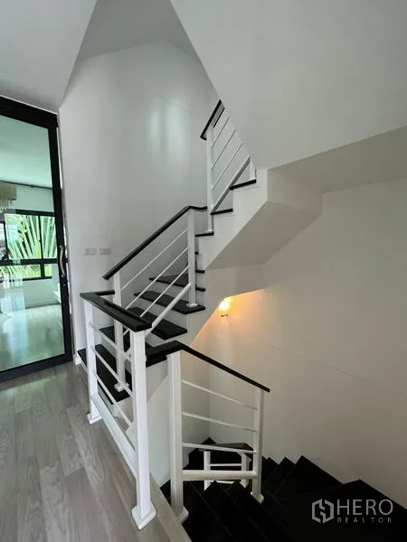 ทาวน์เฮาส์ ขายในBang Kapi, Bangkok - ชานบันไดพร้อมราวสีขาวและไฟติดผนังให้แสงอบอุ่น