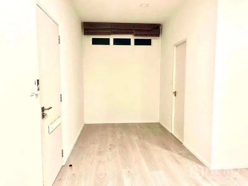 บ้าน ให้เช่าในPrawet, Bangkok - โถงชั้นบนหรือห้องอเนกประสงค์ มีช่องแสงเหนือประตูและผนังสีขาว.